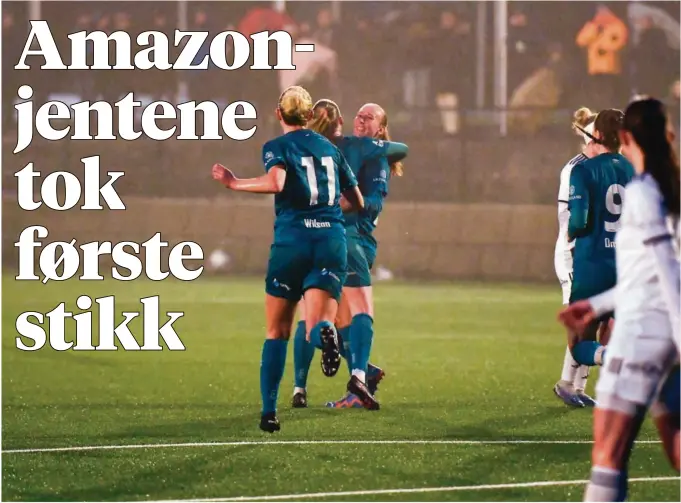  ?? FOTO: OLA BJERKEVOLL ?? ÅPNET KONTOEN: Emilie Smådal (som viser ansiktet til) scoret Amazons første mål i 2-1-seieren over Arendal Fotball.