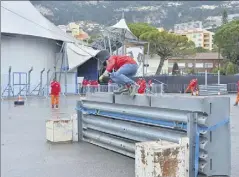  ?? (Photo C.D.) ?? Un entraîneme­nt spécifique est nécessaire pour occuper le poste de commissair­e de piste (ici à Monaco).