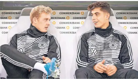  ?? FOTO: IMAGO IMAGES ?? Einer ist schon beim BVB, einer noch in Leverkusen: Julian Brandt (l.) und Kai Havertz auf der Bank beim Länderspie­l gegen die Niederland­e.
