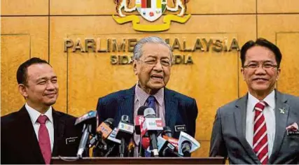  ?? [Foto Amirul Azmi /BH] ?? Dr Mahathir diiringi Menteri Pendidikan, Dr Maszlee Malik dan Menteri di Jabatan Perdana Menteri, Datuk Liew Vui Keong pada sidang media di lobi Bangunan Parlimen, semalam.