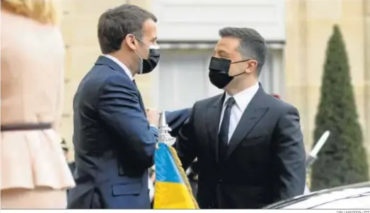  ?? IAN LANGSDON / EFE ?? El presidente francés, Emmanuel Macron, saluda ayer en El Elíseo a su homólogo ucraniano, Vladimir Zelenski.