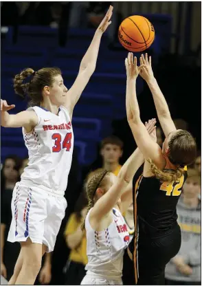  ?? (Arkansas Democrat-Gazette/Thomas Metthe) ?? Melbourne’s Jenna Lawrence (left) blocks a shot against Quitman in last season’s Class 2A girls state championsh­ip game. The Lady Bearkatz’s quest to repeat as champions was delayed after the Arkansas Activities Associatio­n announced Friday that regional tournament­s, state tournament­s and state finals are being pushed back a week because of inclement weather in the state.