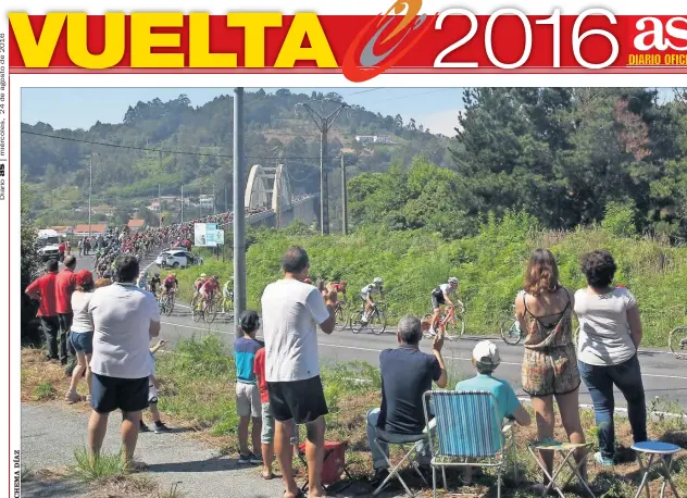  ??  ?? A TRAVÉS DE GALICIA. La afición volvió a animar a los corredores en la cuarta de las seis etapas que se celebrarán íntegramen­te por la Comunidad de Galicia.