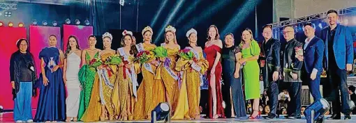  ?? ?? BAI Umajam 2022 Romechelle Escrin with her court, Mayor Otaza, and the judges