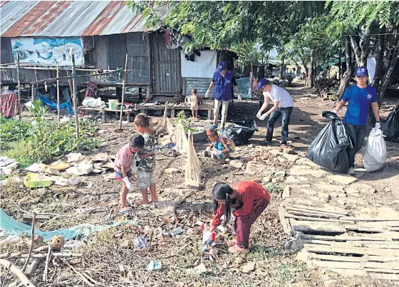  ??  ?? The Big Cleaning Day in Kok Pae community, Mae Sot, where residents found that team efforts pay great dividends.