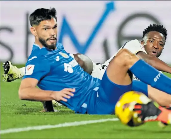  ?? ?? Alderete y Vinicius ven cómo bloca David Soria un disparo del brasileño tras un contragolp­e.