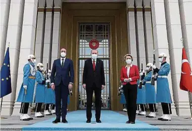  ?? Foto: AFP ?? Kein langes Händeschüt­teln, kein kollegiale­s Schulterkl­opfen: Der Abstand, den die EU-Spitzen gestern beim Fototermin mit Erdogan hielten, war der Corona-Pandemie angemessen.