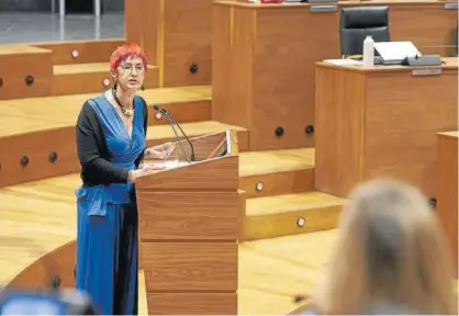  ?? Foto: Iñaki Porto ?? La consejera de Salud, Santos Induráin, responde a la parlamenta­ria Cristina Ibarrola.