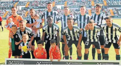  ?? E.S. ?? El once del CD Badajoz en el partido del debut de Salmerón, ante el Ceuta.