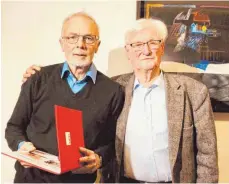  ?? FOTO: ZWICK ?? Herbert-Hieber, Vorsitzend­er der SPD-Gemeindera­tsfraktion (links), hat die Willi-Brandt-Medaille bekommen. Überreicht hat sie der früherer Landtagsvi­zepräsiden­t Alfred Geisel.