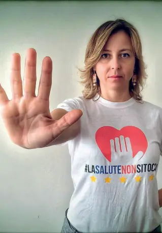  ??  ?? Il ministro Giulia Grillo quando da militante Cinque Stelle appoggiava la campagna contro l’obbligo dei vaccini del precedente governo