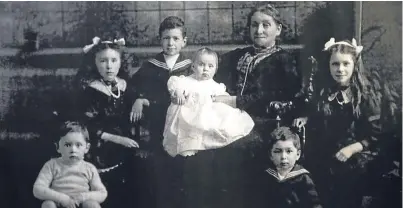  ?? Pictures: DC Thomson/PA. ?? The old Harris Academy in Dundee, where Mr Smith was educated, and Robert Weighton, front right, with his grandmothe­r Anne Pitts and siblings, from left: David, Jean, John, Margaret and Elizabeth.