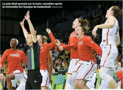  ??  ?? La joie était grande sur le banc canadien après la remontée de l’équipe de basketball.