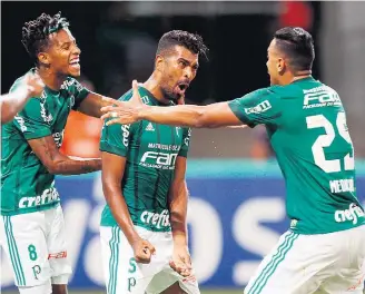  ?? JF DIORIO/ESTADÃO ?? Goleador. O volante Thiago Santos vibra com os dois gols no jogo, feito inédito na carreira