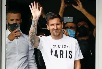  ?? AFP ?? Superstar Lionel Messi zeigte sich gestern bei der Ankunft in Paris gut gelaunt.