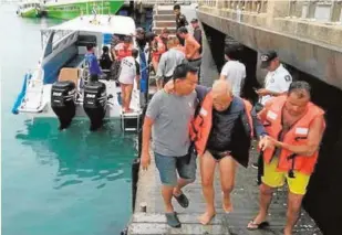  ?? FACEBOOK ?? Los turistas rescatados llegan a puerto tras el salvamento