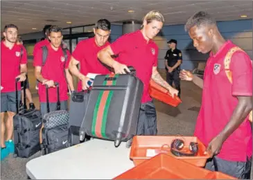  ??  ?? PARTIDA. Vrsaljko, Juan Moreno, Velázquez, Torres y Amath, ayer en la T3 de Barajas rumbo a Australia