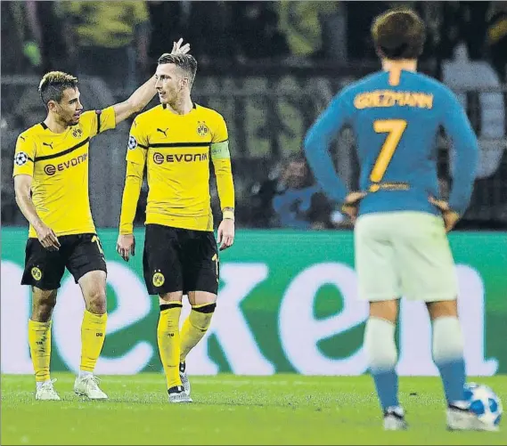  ?? FOTO: EFE ?? Antoine Griezmann asiste con resignació­n a la celebració­n de Raphael Guerreiro y Marco Reus de uno de los cuatro goles que marcó el Borussia Dortmund