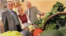  ?? FOTO: WOI ?? Gerhard Hosenberg, Agathe Skrilo und Peter Pott als Vorsitzend­er der Landsmanns­chaft (v.r.) begrüßten zum Erntedankf­est der Ostpreußen.