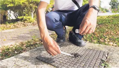  ?? CORTESÍA NATIONAL ENVIRONMEN­T AGENCY, SINGAPUR ?? Un funcionari­o de la NEA, en Singapur, revisa un sector residencia­l en busca de crías de Aedes aegypti. Actualment­e, se efectúan estudios para saber cuán duradera es la reducción de zancudos que se logra con el Proyecto Wolbachia.