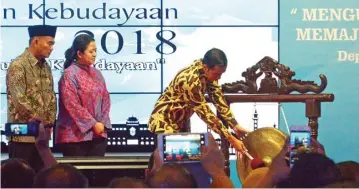  ?? FOT-FOTO: KEMENDIKBU­D FOR JAWA POS ?? MENCERDASK­AN BANGSA: Presiden Joko Widodo membuka RNPK 2018 yang diikuti 1.102 peserta, terdiri atas satuan kerja di lingkungan Kemendikbu­d, baik di pusat maupun daerah, serta dinas pendidikan provinsi, kabupaten, dan kota seluruh Indonesia.