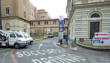  ??  ?? Emergenza L’ingresso del pronto soccorso del Policlinic­o Umberto I tra i più affollati della città