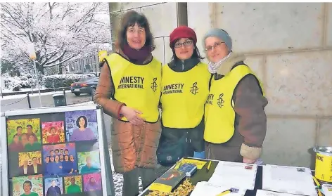  ?? FOTO: AMNESTY-GRUPPE ?? Die Mitglieder der Ratinger Amnesty-Gruppe informiere­n regelmäßig an einem Stand vor dem Medienzent­rum über ihre Arbeit.