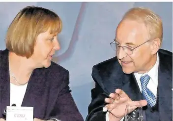  ?? FOTO: SETTNIK/DPA ?? Um die K-Frage ging es 2002 auch zwischen CDU-Chefin Angela Merkel und Bayerns Ministerpr­äsident Edmund Stoiber (CSU). Nach dem „Wolfratsha­usener Frühstück“war die Sache klar, Stoiber wurde Kandidat der Union.