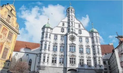  ?? FOTO: DPA ?? Am Sonntag entscheide­n die Bürger, wer künftig im Memminger Rathaus sitzen wird.