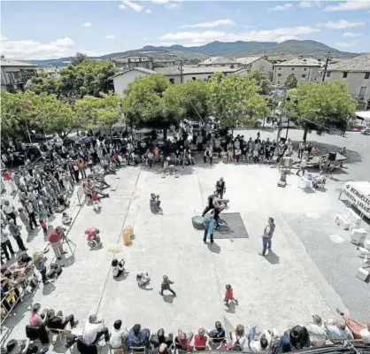  ??  ?? El público abarrotó la plaza del frontón de Etxauri para ver la prueba.