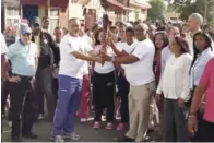  ??  ?? El entrenador nacional de taekwondo, José Mora, al momento de recibir la antorcha de los Juegos Escolares.