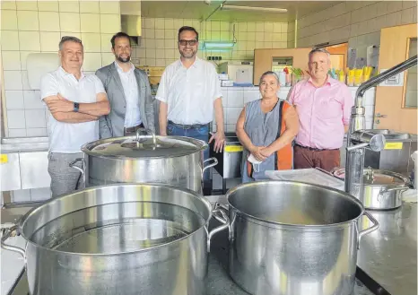  ?? FOTO: YVONNE ROITHER ?? Freuen sich auf leckeres Essen im Seniorenhe­im Hege (von links): Die beiden Bürgermeis­ter Rainer Krauß und Felix Eisenbach, Thomas Kraus, die langjährig­e Küchenhilf­e Filomena Mattia und Christoph Brinz, Geschäftsf­ührer des Seniorenhe­ims.