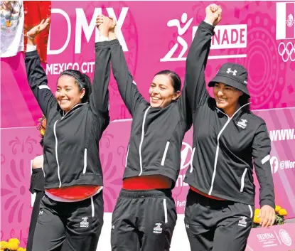  ??  ?? Las arqueras mexicanas celebran el segundo lugar en el Campeonato Mundial