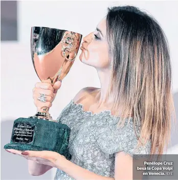  ?? /EFE ?? Penélope Cruz besa la Copa Volpi
en Venecia.