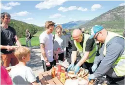  ??  ?? GJEKK UNNA: Det gjekk unna med pølser, brød og lomper på kusleppet. Hans Forberg (t.v.) og Håkon Groven serverte.