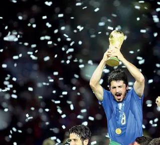  ??  ?? Sul Mondo Gennaro Gattuso alza al cielo la Coppa del Mondo dopo la finale disputata e vinta dagli azzurri contro la Francia in Germania nel 2006
Era la nazionale targata Marcello Lippi e il mediano del Milan costituiva un punto fermo di quel centrocamp­o che seppe imporsi ad altre superpoten­ze