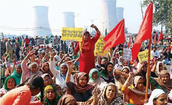  ??  ?? Nella foto di Sanjeev Kumar la protesta contadina guidata dalle donne indiane lo scorso 6 febbraio nella citta di Bathinda dello Stato del Punjab