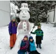  ??  ?? Der Schneemann von Johanna, 7, Gabriel, 5, Magdalena, 11, und Alexander, 7, aus Buchloe hat gewonnen.