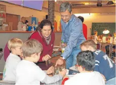  ?? FOTO: MAIKE WOYDT ?? Henning Priepke erklärt den Kindern wie sie mit Essig und Natron einen „Feuerlösch­er“bauen können.