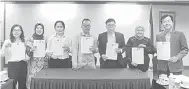  ?? ?? TERMETERAI: (Dari kiri) Yuliawaty, Lily, Theodorus, Peter Pau, Bertha dan Christophe­r Kho menunjukka­n dokumen MoU yang ditandatan­gani.