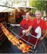  ?? Fotos: arc/Alexander Kaya ?? Idyllisch feiern unterm Blätterdac­h kann man beim Waldfest in Holzschwan­g. Beliebte Speise: die original Holzschwan­ger Hähnchen.