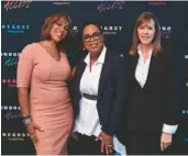  ??  ?? Su mejor amiga es la periodista Gayle King (izquierda) y mucho se ha rumorado sobre si son pareja. Oprah respondió: "Es normal que digan eso porque no existe una palabra para explicar la relación entre nosotras".
3.