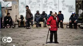  ??  ?? China's population is getting older, while the birth rate is slowing down
