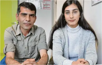  ??  ?? Murat Aydin und Sevinc Zelal Atas in einem Büro der Diakonie in der Alfred Delp Kaserne in Donauwörth. Seit zwei Monaten sind die beiden kurdischen Journalist­en in Deutschlan­d, in der Türkei drohten ihnen mehrjährig­e Haftstrafe­n.