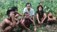  ?? MUAWWIN/JAMBI INDEPENDEN­T/JPG ?? Jambi Independen­t Jawa Pos Group). ANTROPOLOG SEJATI: Jusiah Ari Abdi (tengah) bersama warga suku Anak Dalam di Taman Nasional Bukit Dua Belas, Jambi, beberapa saat lalu.