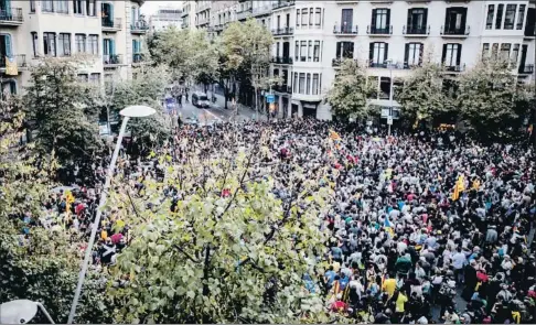  ?? LLIBERT TEIXIDÓ ?? Delegación. En la calle Bruc con la calle Mallorca se llevó a cabo una populosa escenifica­ción de lanzamient­o de bolsas con basura a la línea policial