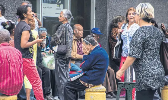  ?? Rayner pena/dpa ?? La desazón de un grupo de jubilados en Caracas