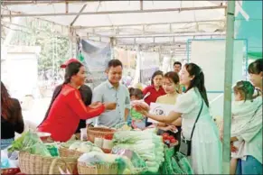  ?? RUA ?? People enjoy the agricultur­al products on offer at the Green Field and Food Fair, held at the Royal University of Agricultur­e (RUA) in Phnom Penh on February 18.