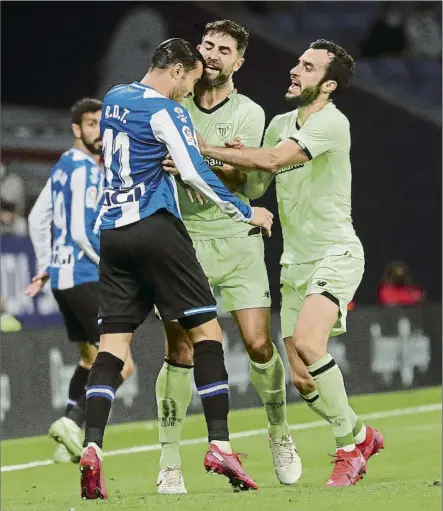  ?? FOTO: PEP MORATA ?? De Tomás y Yeray, en el justo momento de su tonta enganchada. El ariete perico fue expulsado y dejó el campo compugido