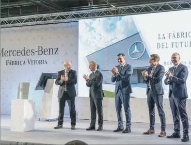  ?? JON BERNÁRDEZ ?? Directivos de Mercedes-Benz flanquean a los presidente­s Iñigo Urkullu y Pedro Sánchez.